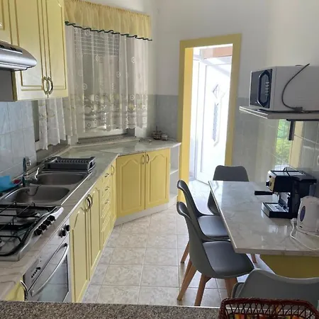 Alomhaz Apartment *
